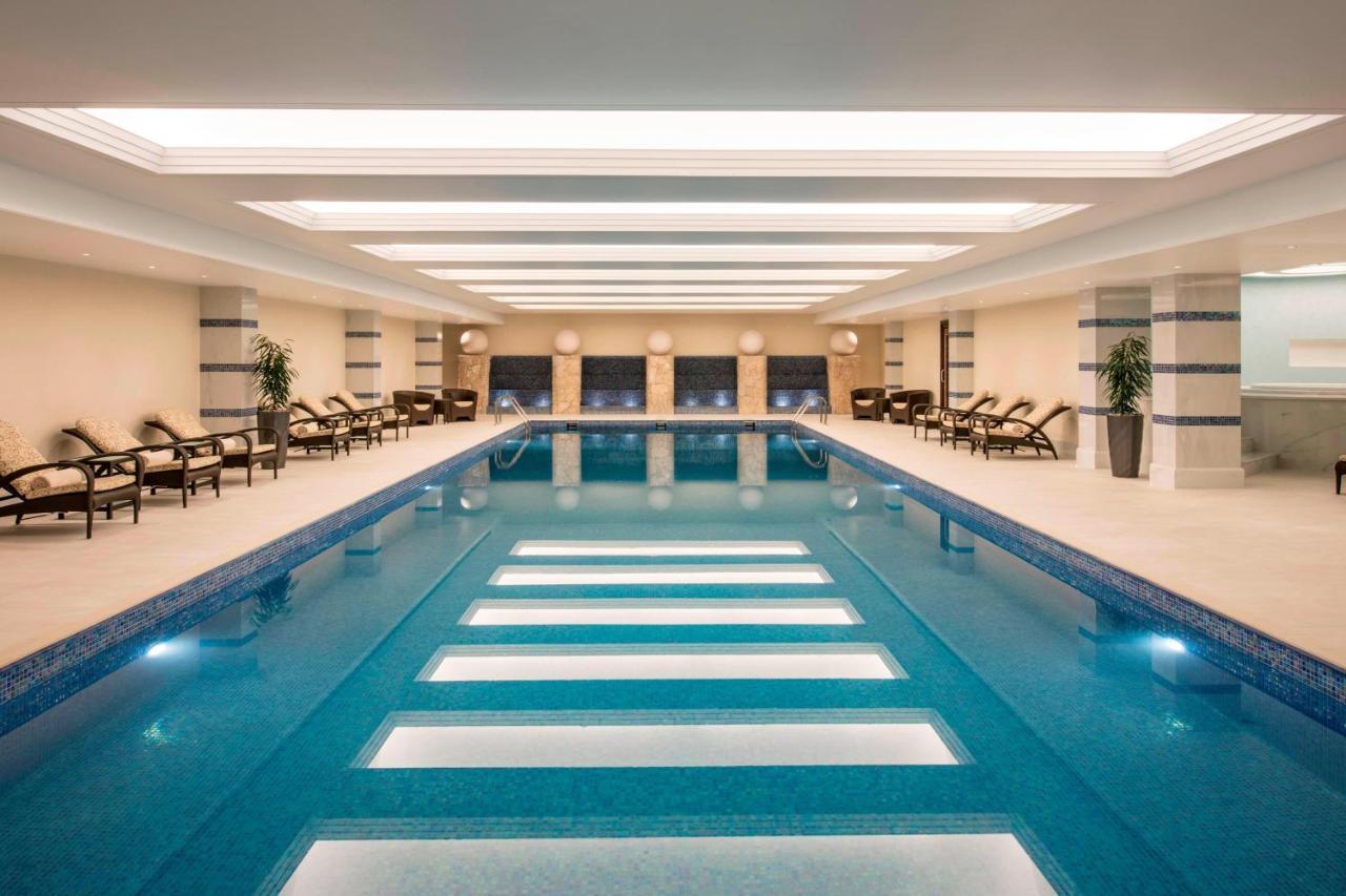 Sheraton Oman Hotel Muscat Eksteriør billede The swimming pool at the Four Seasons Hotel