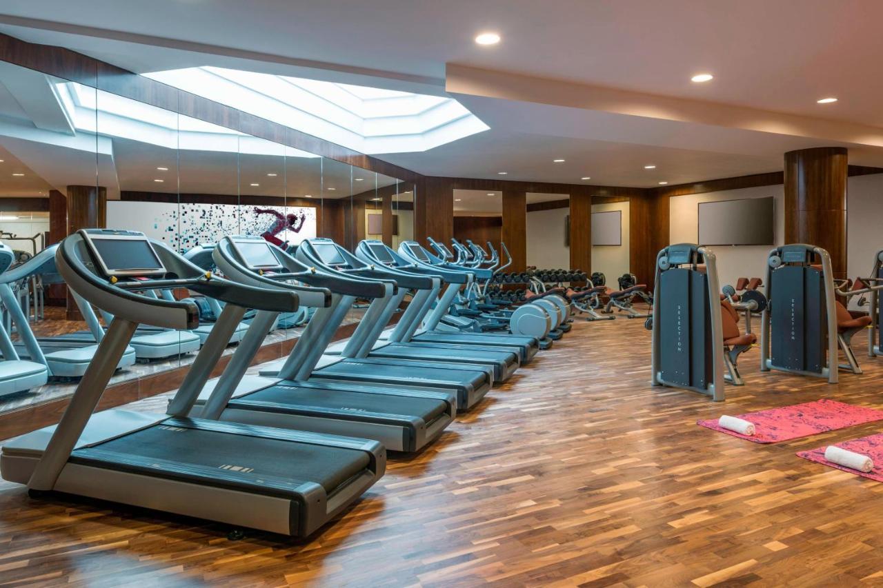 Sheraton Oman Hotel Muscat Eksteriør billede The gym at the hotel