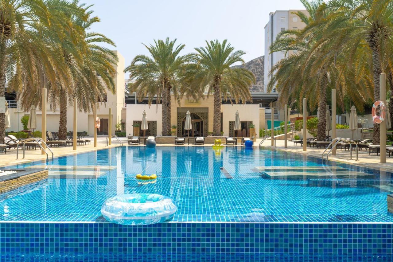 Sheraton Oman Hotel Muscat Eksteriør billede The swimming pool at the Jumeirah Beach Hotel