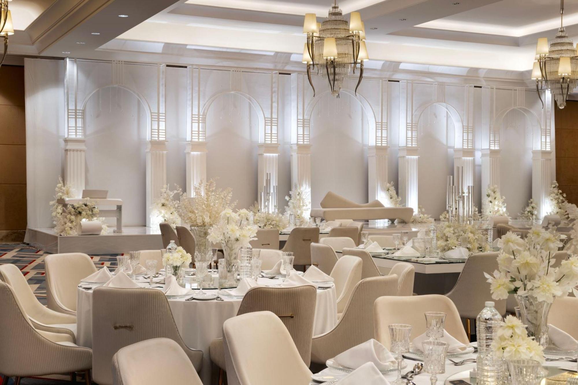Sheraton Oman Hotel Muscat Eksteriør billede The ballroom at The Riverview
