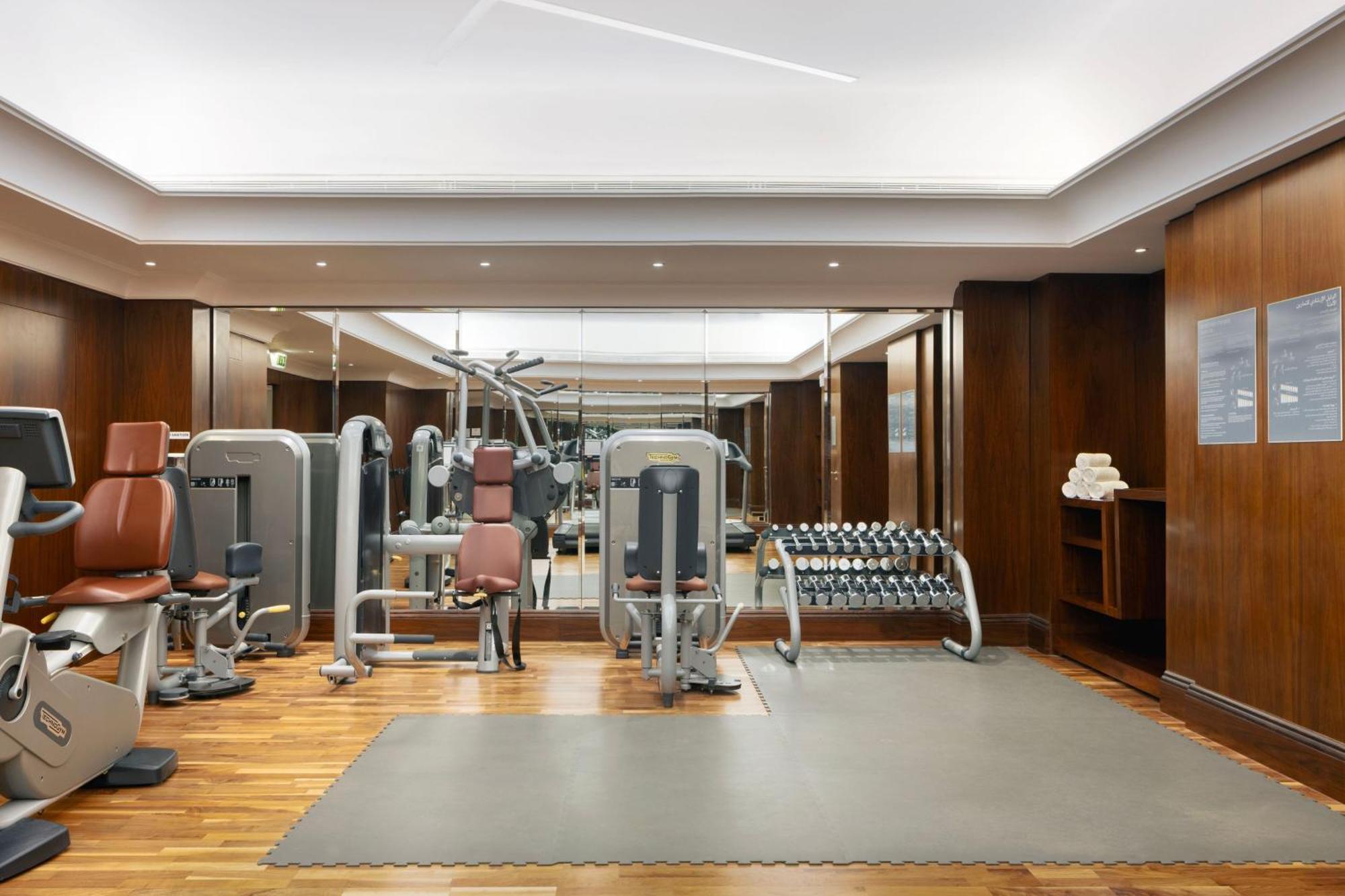 Sheraton Oman Hotel Muscat Eksteriør billede The gym at the Mandarin Oriental, Munich