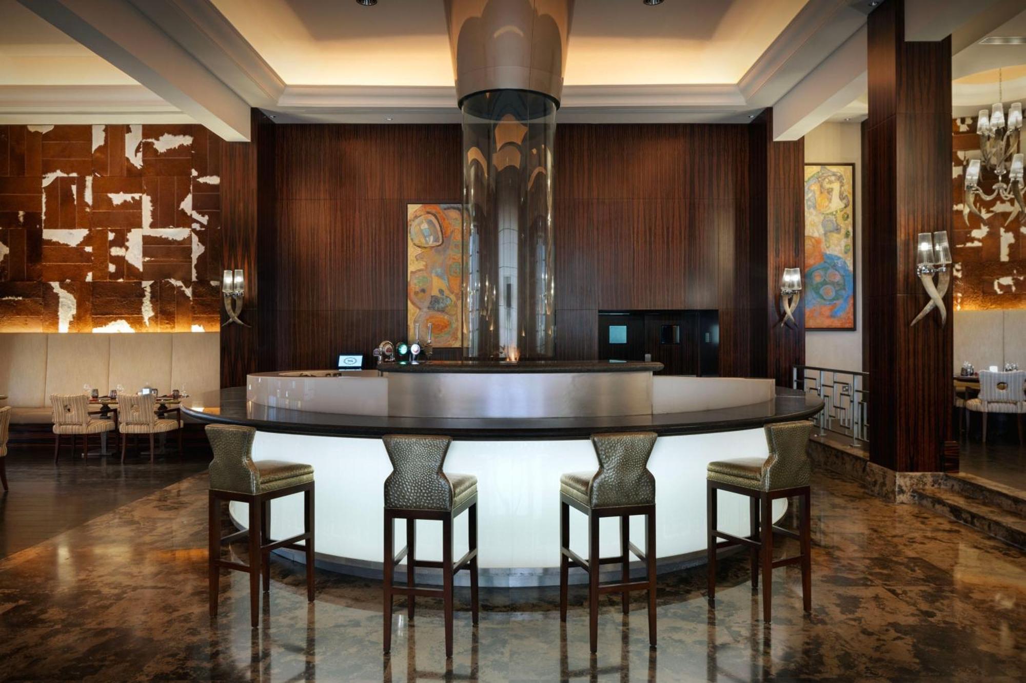 Sheraton Oman Hotel Muscat Eksteriør billede The bar at the lobby