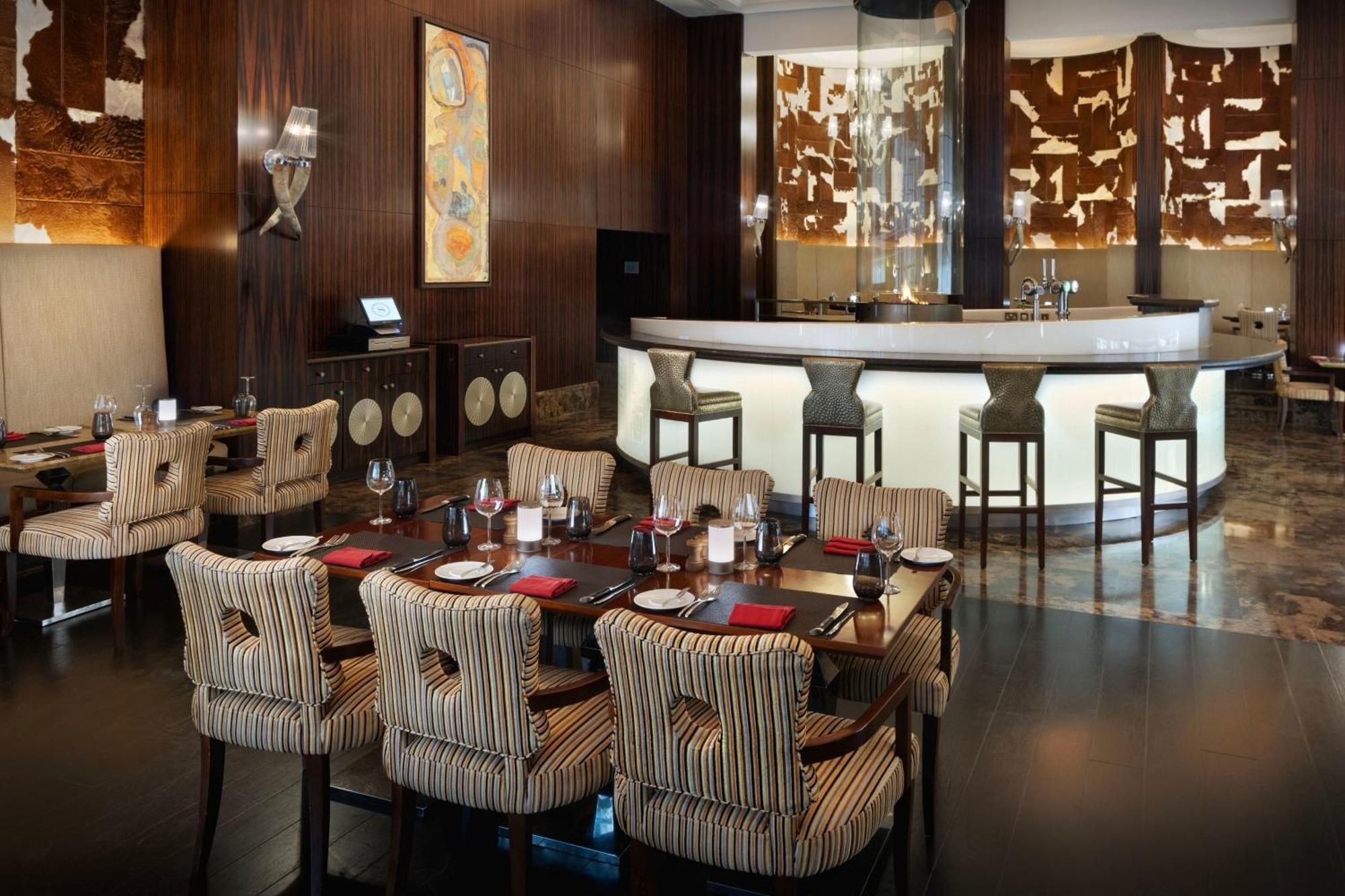 Sheraton Oman Hotel Muscat Eksteriør billede The interior of the restaurant