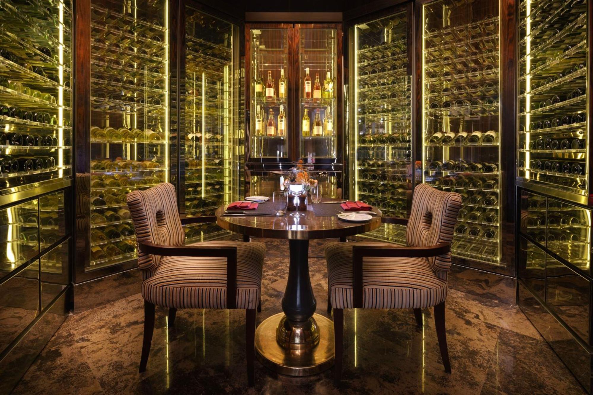 Sheraton Oman Hotel Muscat Eksteriør billede Wine cellar at the restaurant