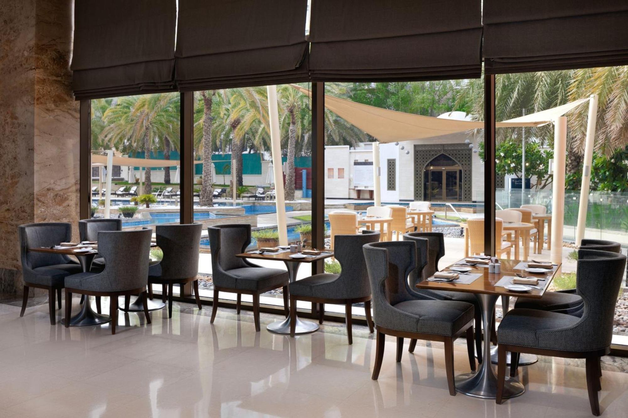 Sheraton Oman Hotel Muscat Eksteriør billede The restaurant