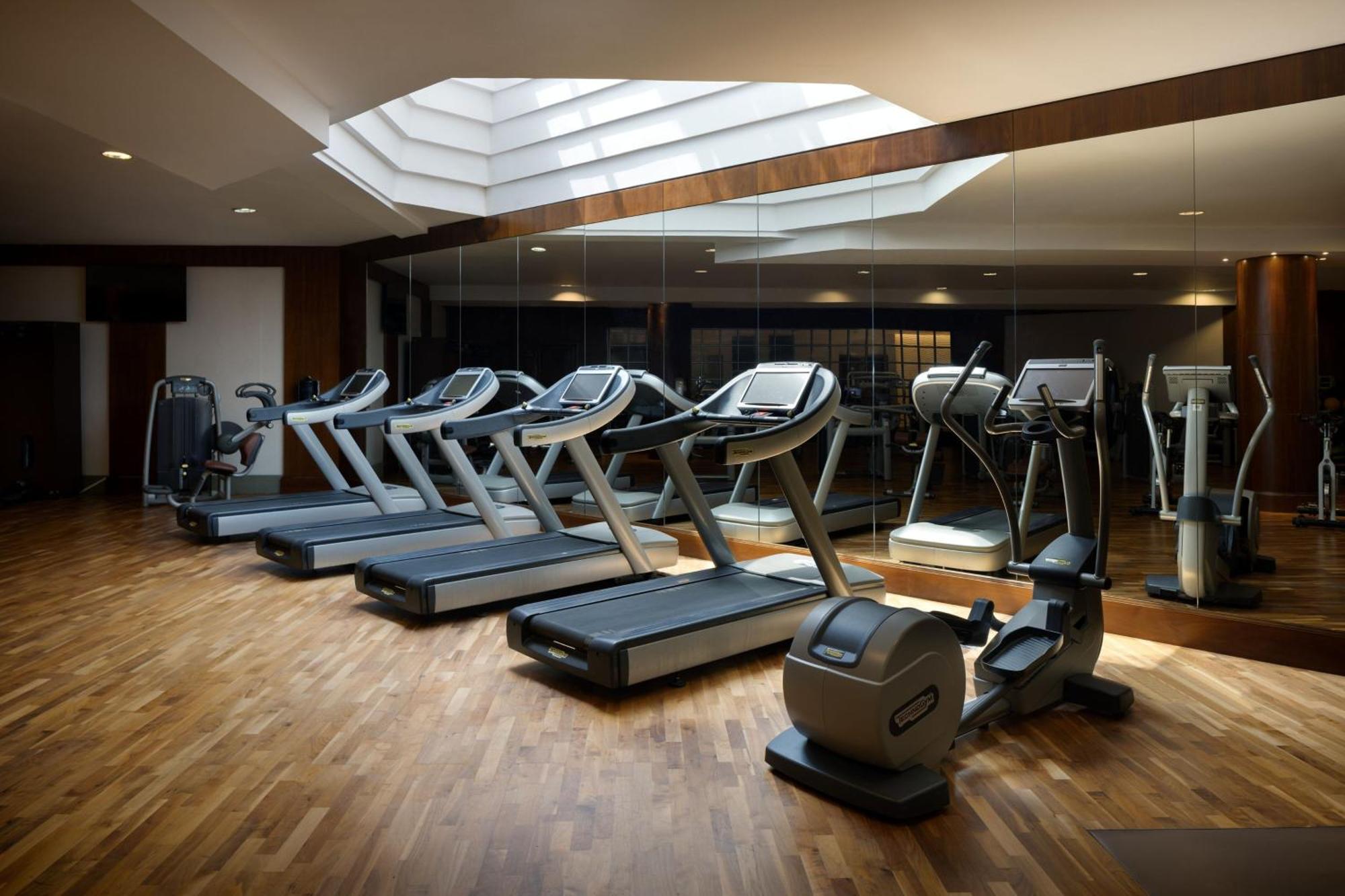Sheraton Oman Hotel Muscat Eksteriør billede A gym at a hotel