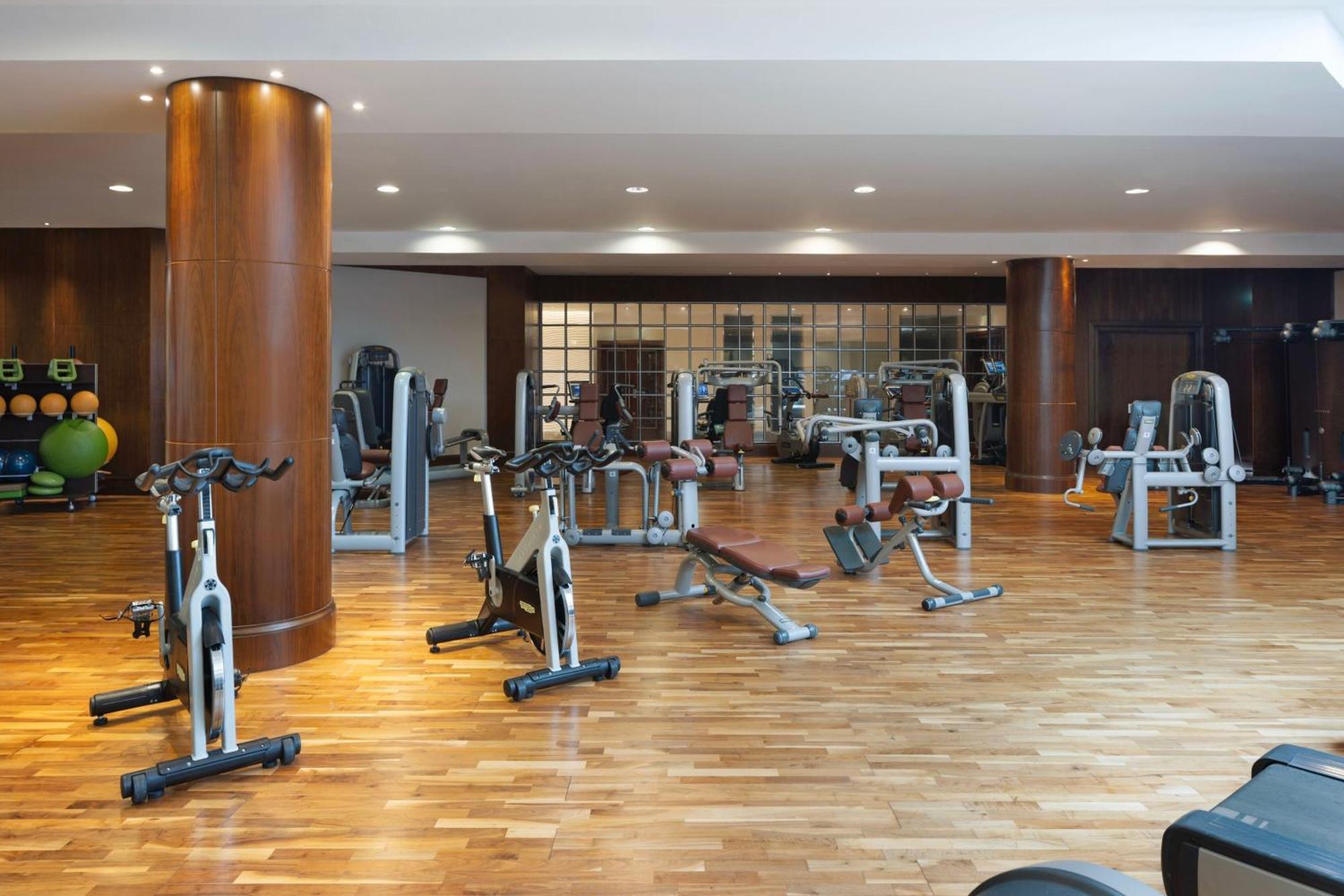 Sheraton Oman Hotel Muscat Eksteriør billede The gym at the InterContinental London Park Lane