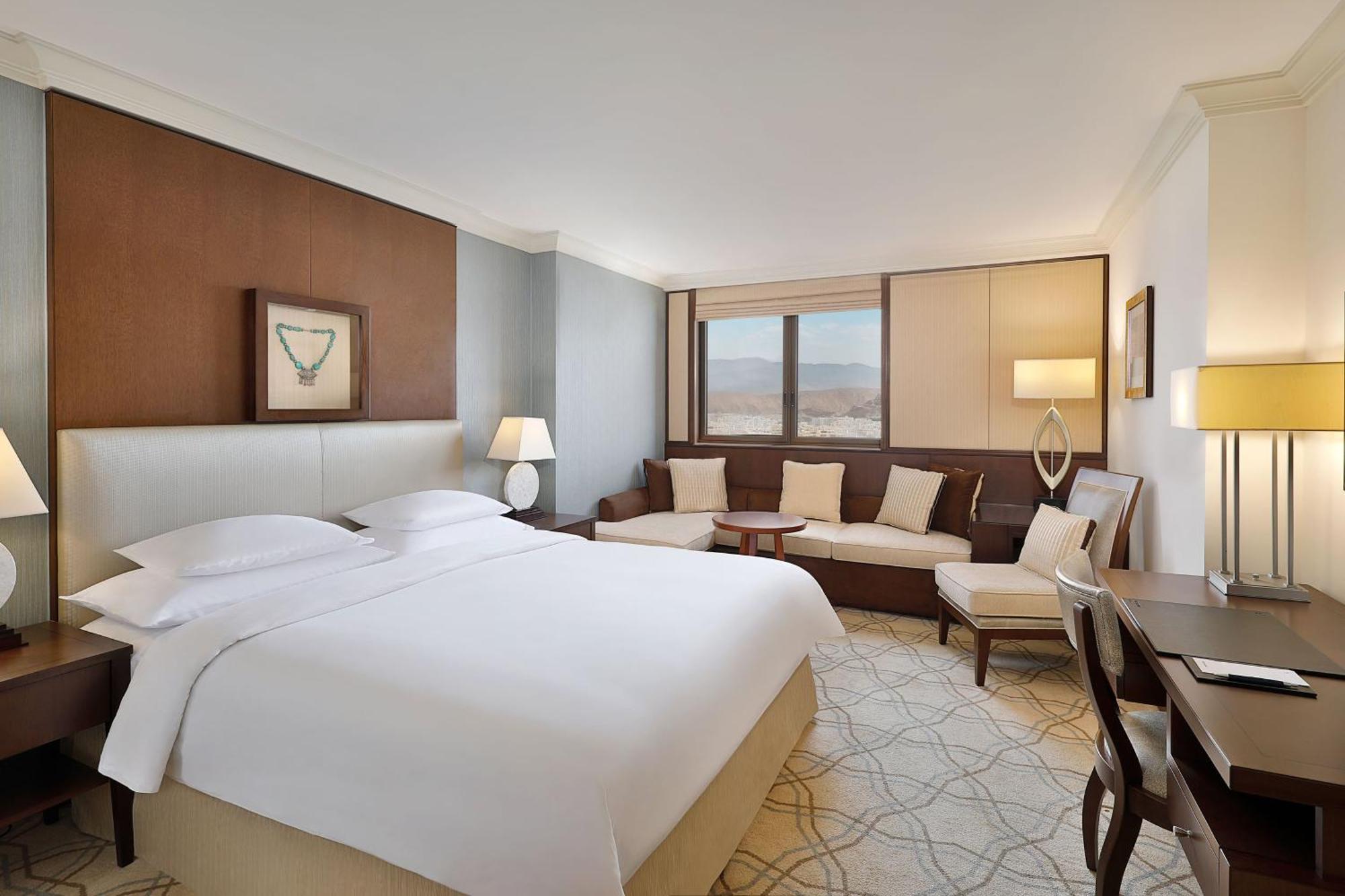 Sheraton Oman Hotel Muscat Eksteriør billede A guest room at the hotel