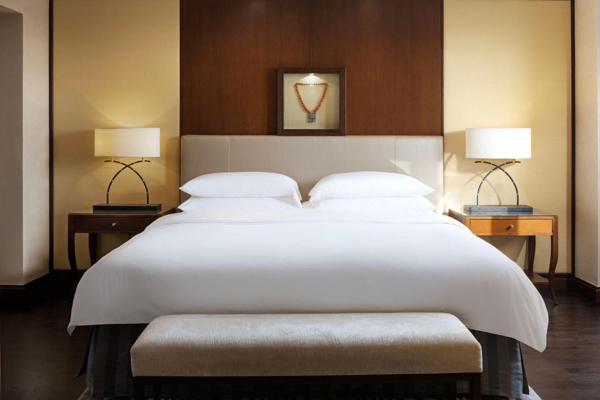 Sheraton Oman Hotel Muscat Eksteriør billede A bedroom at the Four Seasons Hotel, New York