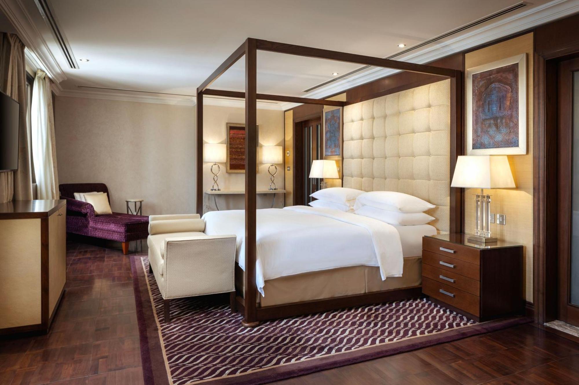 Sheraton Oman Hotel Muscat Eksteriør billede A bedroom at the hotel