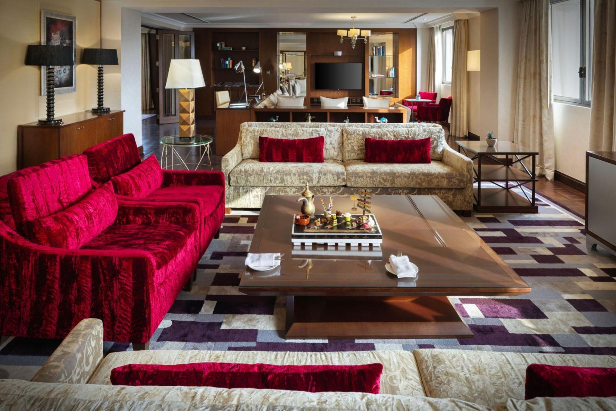 Sheraton Oman Hotel Muscat Eksteriør billede The living room of a suite at the Mandarin Oriental, Munich