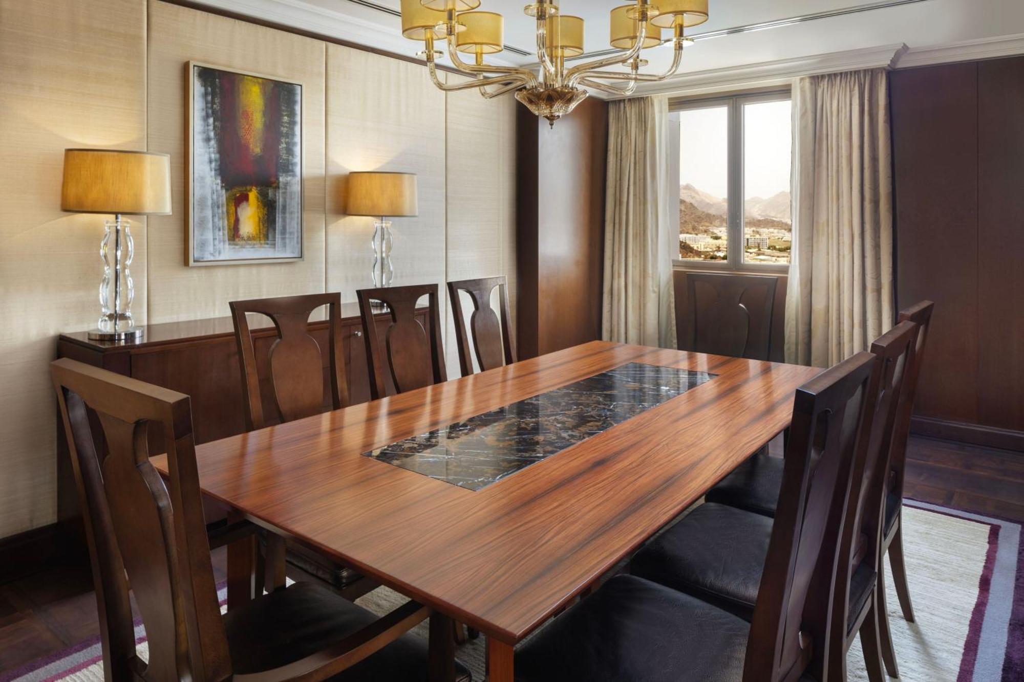 Sheraton Oman Hotel Muscat Eksteriør billede A dining room