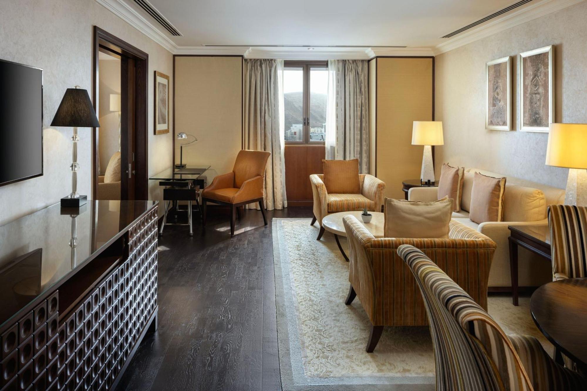 Sheraton Oman Hotel Muscat Eksteriør billede The living room of a suite at the Mandarin Oriental, London