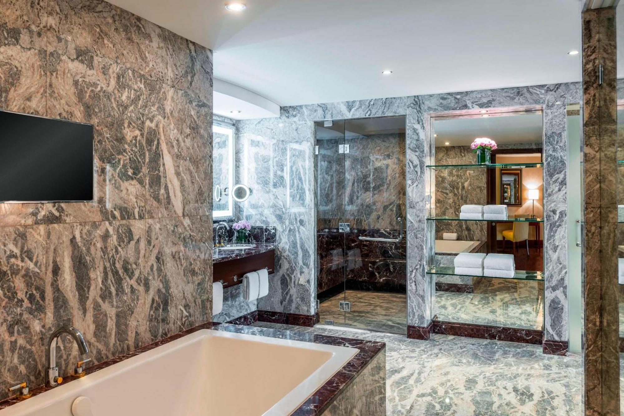 Sheraton Oman Hotel Muscat Eksteriør billede Bathroom