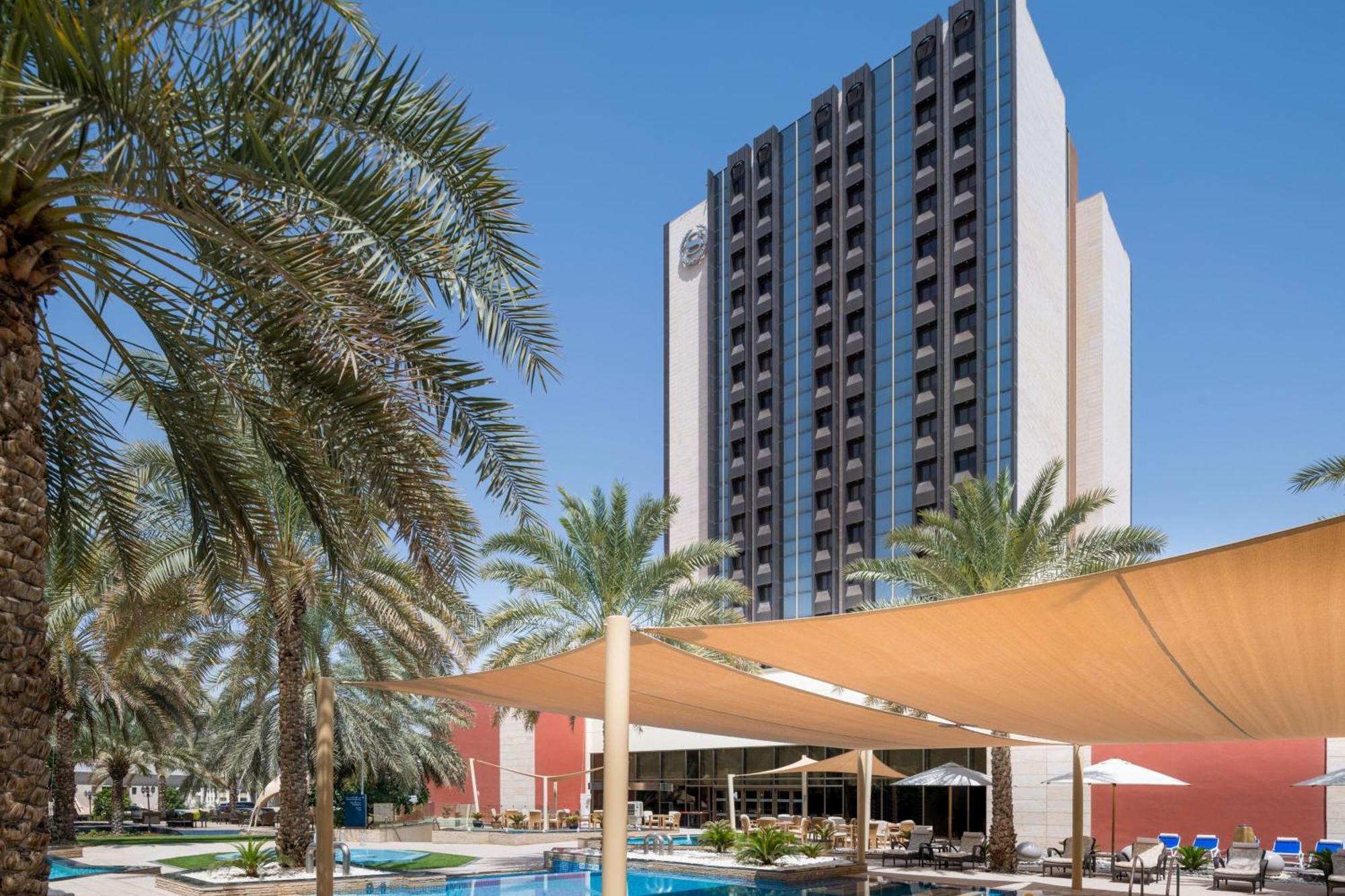 Sheraton Oman Hotel Muscat Eksteriør billede The hotel's pool