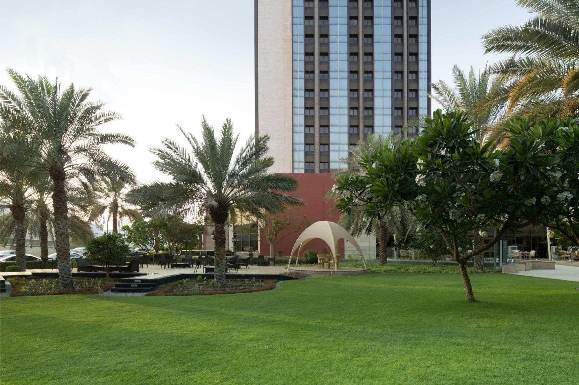 Sheraton Oman Hotel Muscat Eksteriør billede University Campus