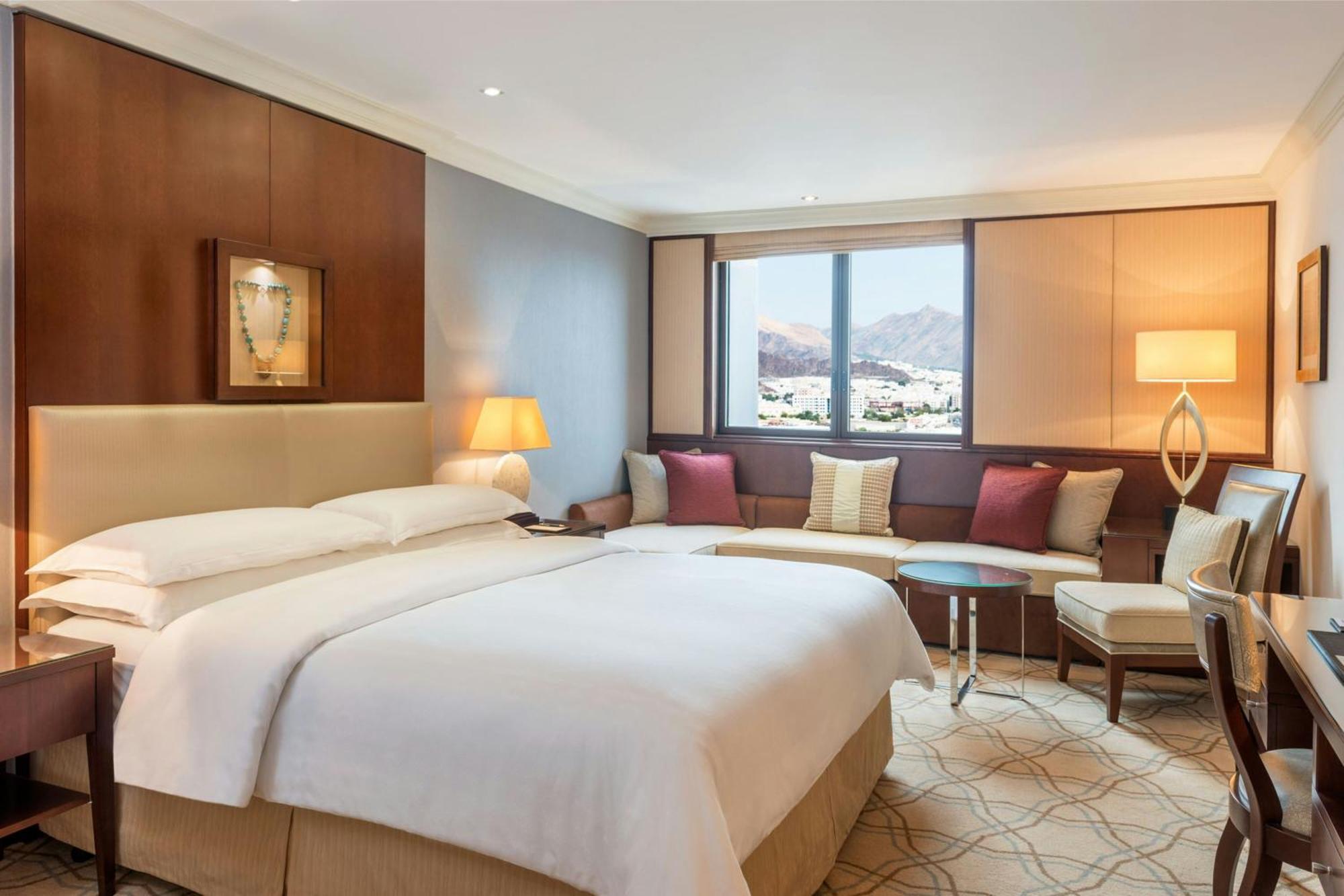 Sheraton Oman Hotel Muscat Eksteriør billede Deluxe Room