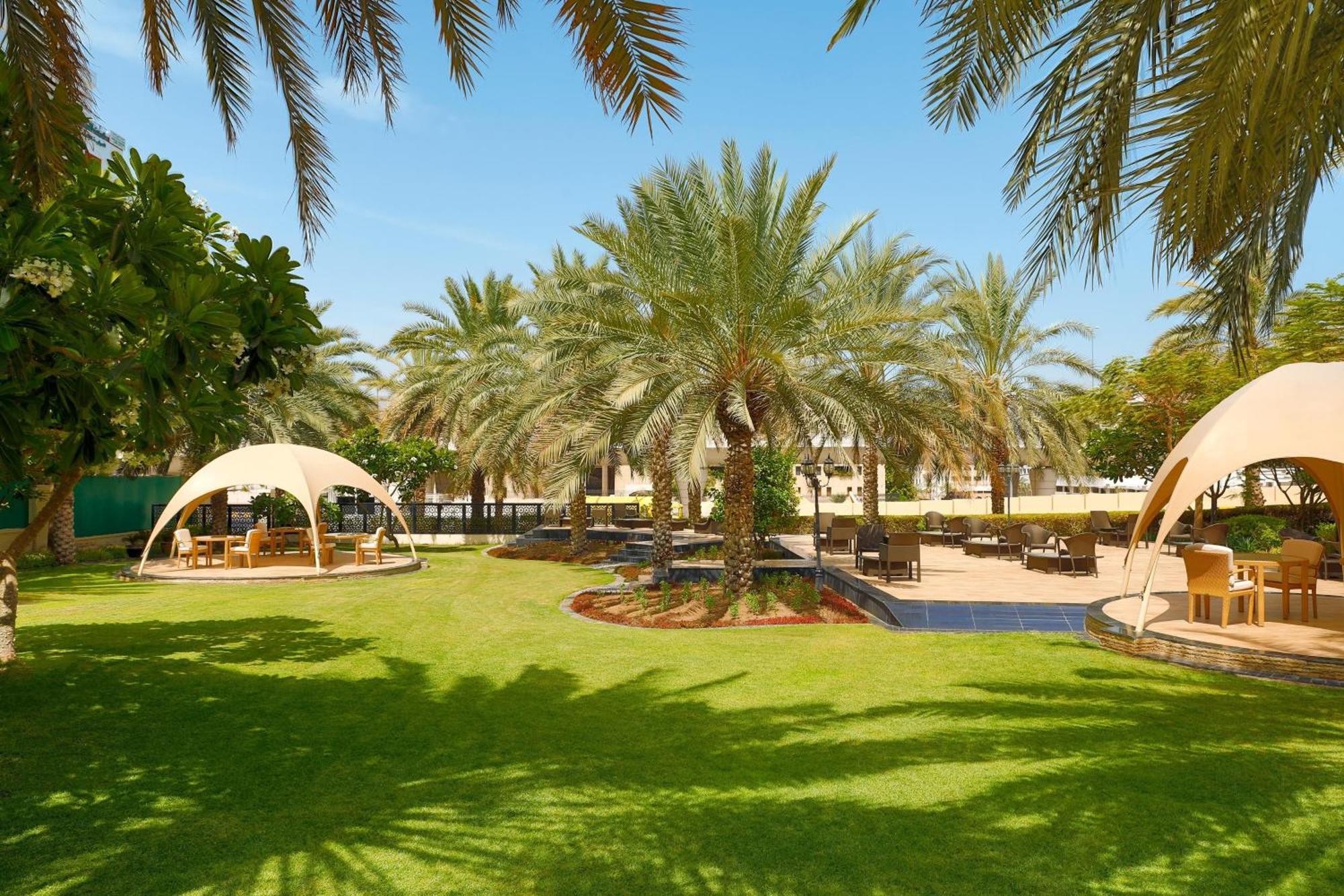 Sheraton Oman Hotel Muscat Eksteriør billede The resort's gardens
