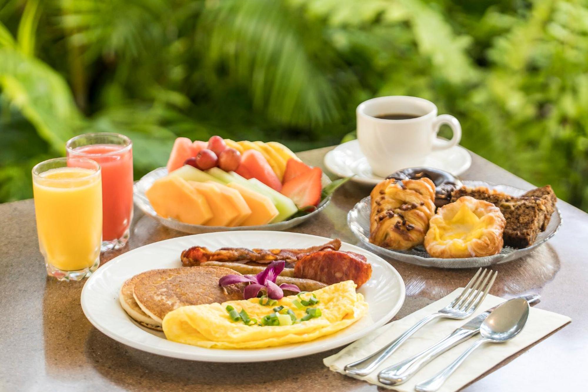 Sheraton Oman Hotel Muscat Eksteriør billede A typical American breakfast